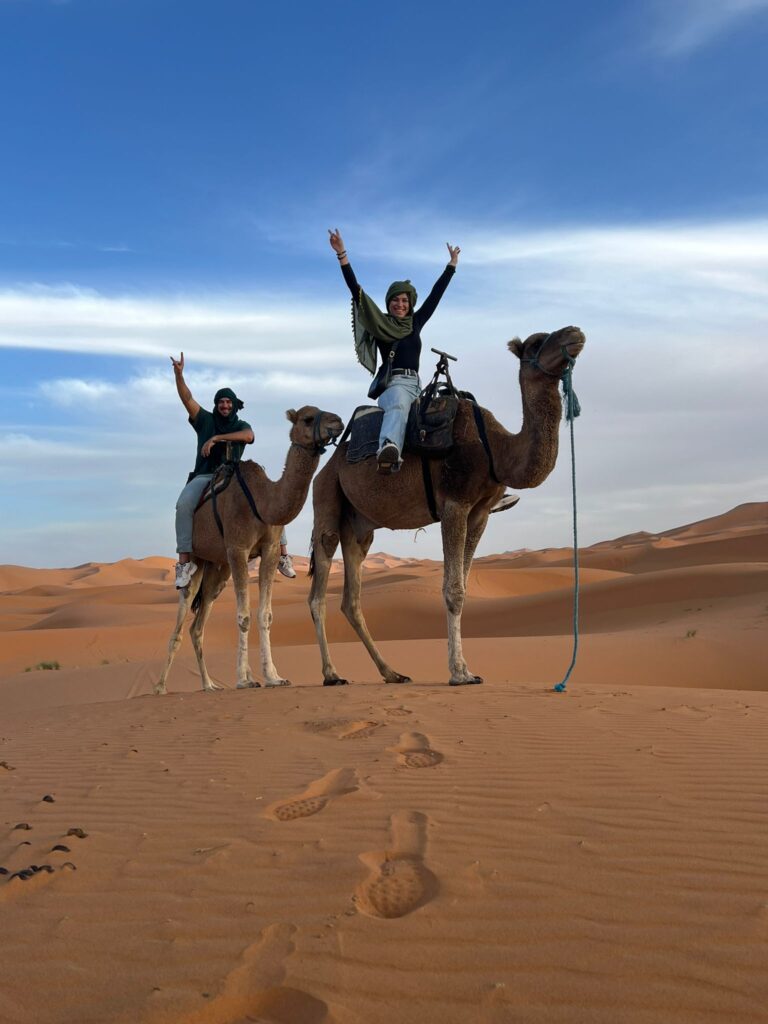 Viajeros de Viajes Ukiyo durante una experiencia en Marruecos