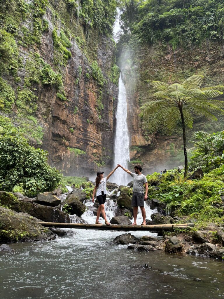 Viajeros de Viajes Ukiyo durante una experiencia en Indonesia