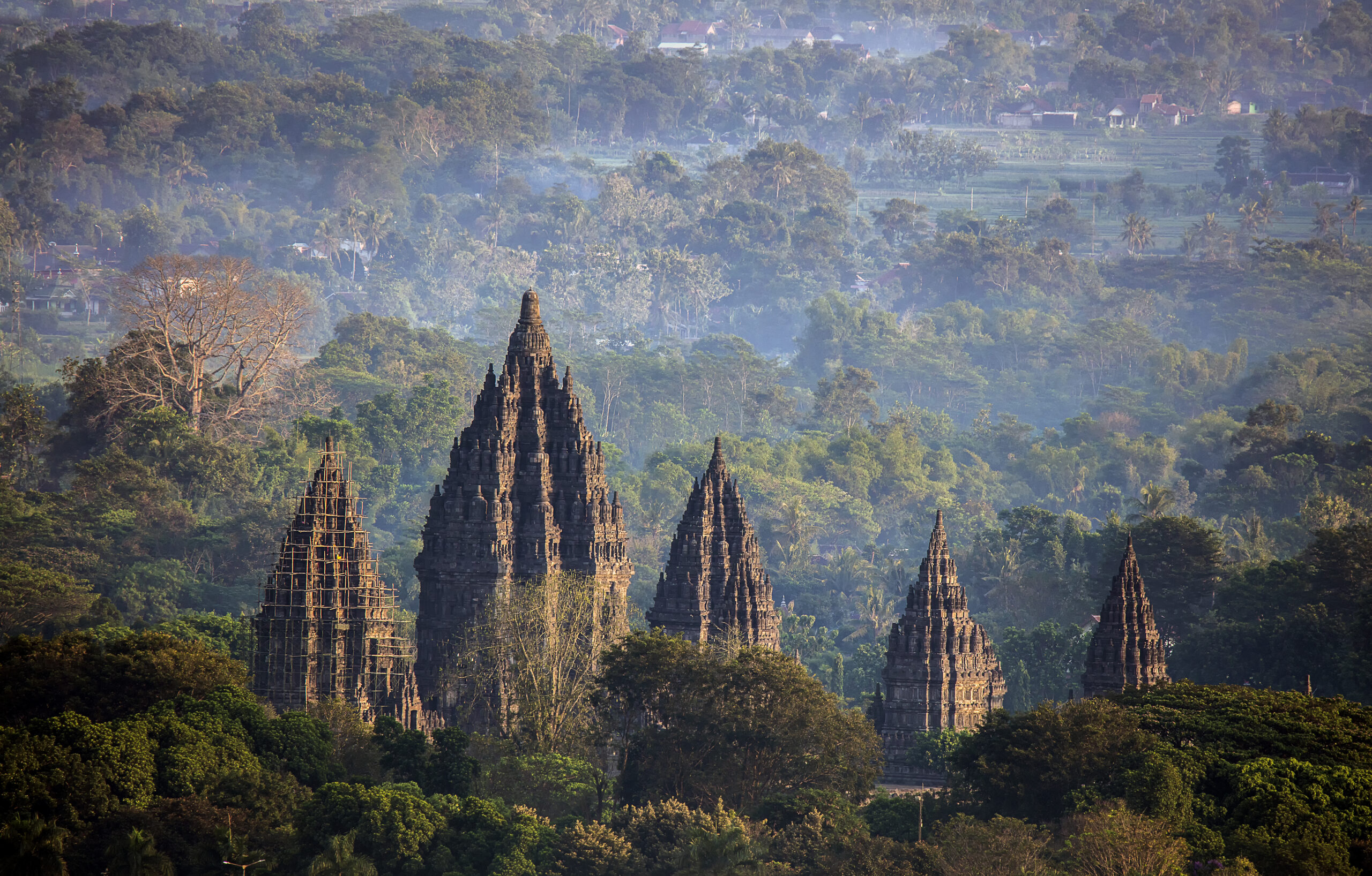 Prambanan: contraste y verticalidad